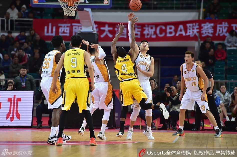 双方三四名球员在篮下扭作一团，人仰马翻，皮球在地上蹦跳，裁判急促地吹响哨子试图分开众人