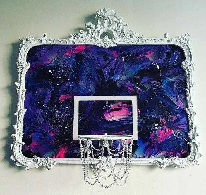 篮板之上:当篮球撞破传统边界,谁还忍心投篮 篮筐下挂着的不是普通的尼龙网,而是如同珠宝般闪耀的水晶流苏,在灯光下折射出璀璨光芒,将每一次进球都衬托得像加冕仪式。