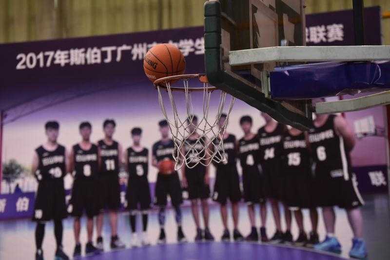 全场表现惊艳的刘长江接过印有自己名字的斯伯丁定制篮球和MVP奖杯，腼腆的笑容里藏着对未来的无限憧憬，这颗篮球将承载着他的梦想起航。