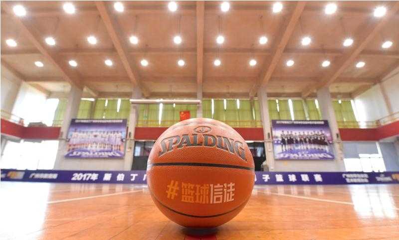 终场哨声吹响的瞬间，广东实验中学的队员们激动地围成一个圈，紧紧拥抱在一起，喜悦的泪水在他们年轻的脸庞上闪闪发光。