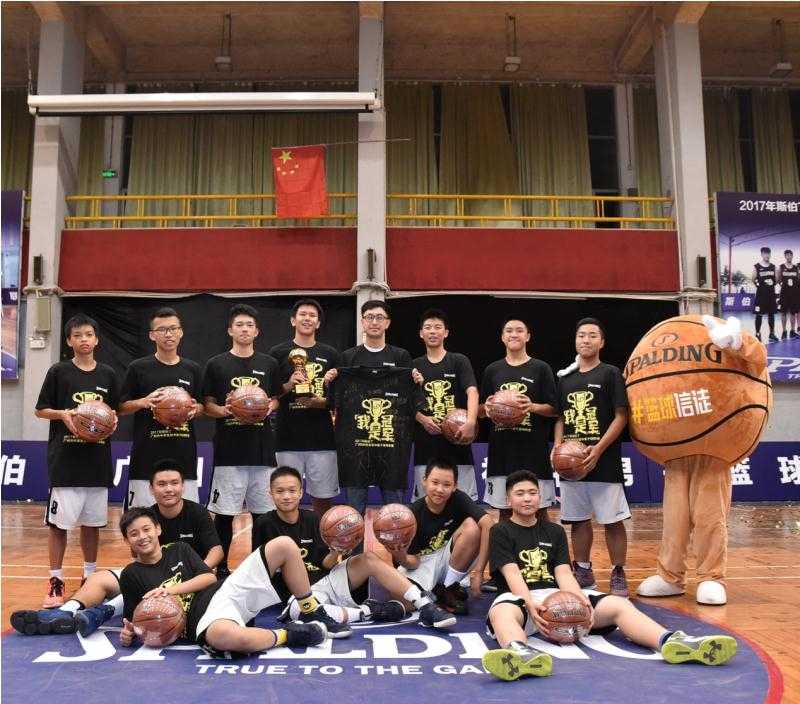 获胜的全队身着鲜亮的篮球信徒冠军T恤，簇拥着金色的奖杯，在镜头前定格下这张青春无敌的合影，每一张笑脸都写满了骄傲与梦想。