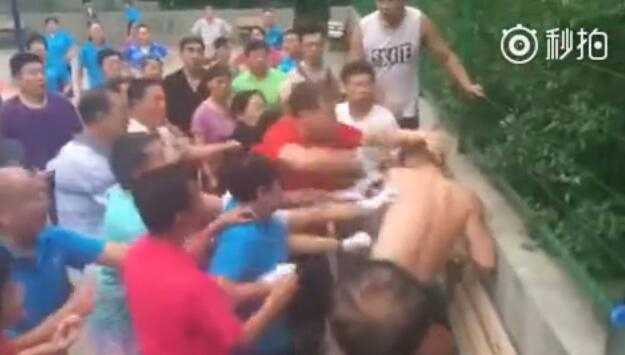 篮球场上的夕阳红与青春火,一场场地之争背后的城市之问 在围观群众的注视下,几名年轻人试图与情绪激动的大爷大妈们理论,肢体语言充满无奈与戒备,场面混乱不堪。