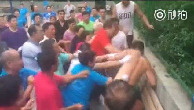 篮球场上的夕阳红与青春火,一场场地之争背后的城市之问 夜幕降临,篮球场上灯火通明,一边是整齐列队的广场舞方阵,另一边是抱着篮球无处可去的年轻人,形成鲜明而无奈的对比。