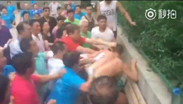 篮球场上的夕阳红与青春火,一场场地之争背后的城市之问 公园管理方在篮球场大门上挂上了锁,并张贴了暂停开放的通告,冰冷的铁锁暂时锁住了冲突,也锁住了双方的运动热情。