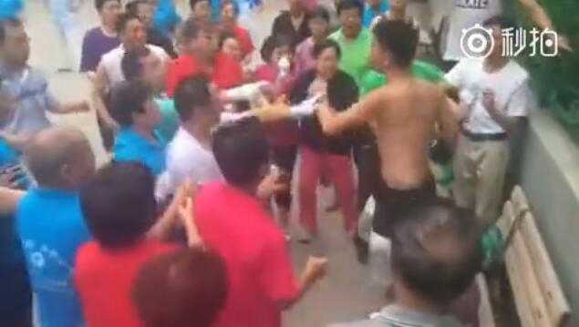 篮球场上的夕阳红与青春火,一场场地之争背后的城市之问 夜幕下,空旷的篮球场被暂时封闭,场内空无一人,唯有灯光孤零零地照着地面,仿佛在等待着双方回归理性后的握手言和。