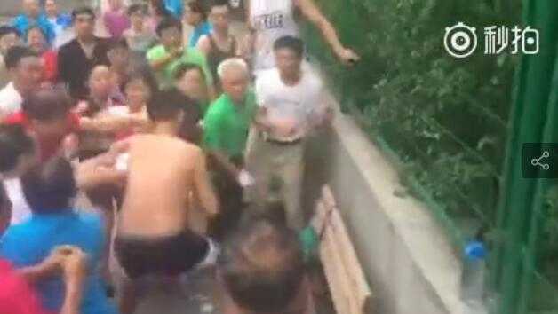 篮球场上的夕阳红与青春火,一场场地之争背后的城市之问 新开辟的广场舞场地略显局促,地面也并非十分平整,几位大妈站在场边,脸上露出不满与失落的神情,眺望着远处熟悉的篮球场。