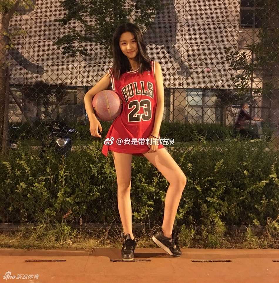 她轻咬嘴唇看向镜头，眼神中带着一丝俏皮的挑衅，仿佛在问球场上的你，敢不敢来一决高下