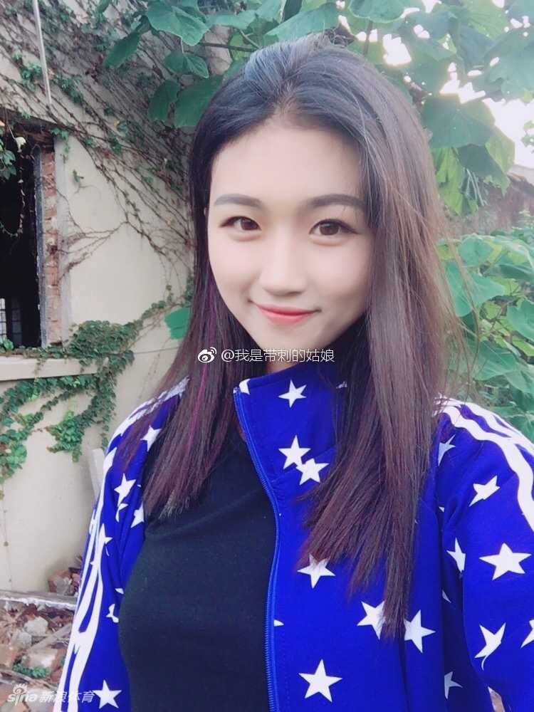 赛后与夕阳下的篮球合影，微微气喘的她，身上散发着运动过后独有的健康光泽