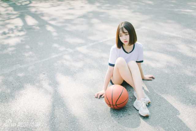 阳光穿过篮网的缝隙，洒在场边女孩轻柔的发丝上，她托腮静坐，整个球场都安静了下来