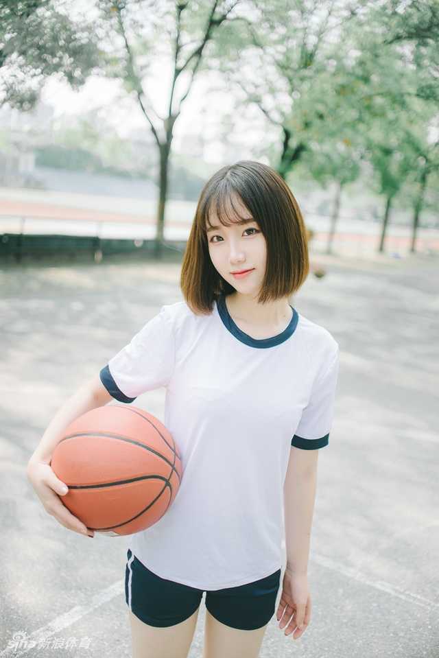 她轻轻依在篮球架旁，白皙的皮肤在阳光下泛着微光，仿佛是从漫画里走出来的运动系少女