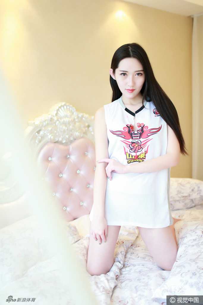 侧身凝视镜头的篮球宝贝，紧身衣勾勒出健美曲线，她正静静等待为丁彦雨航的下一个高光时刻送上欢呼