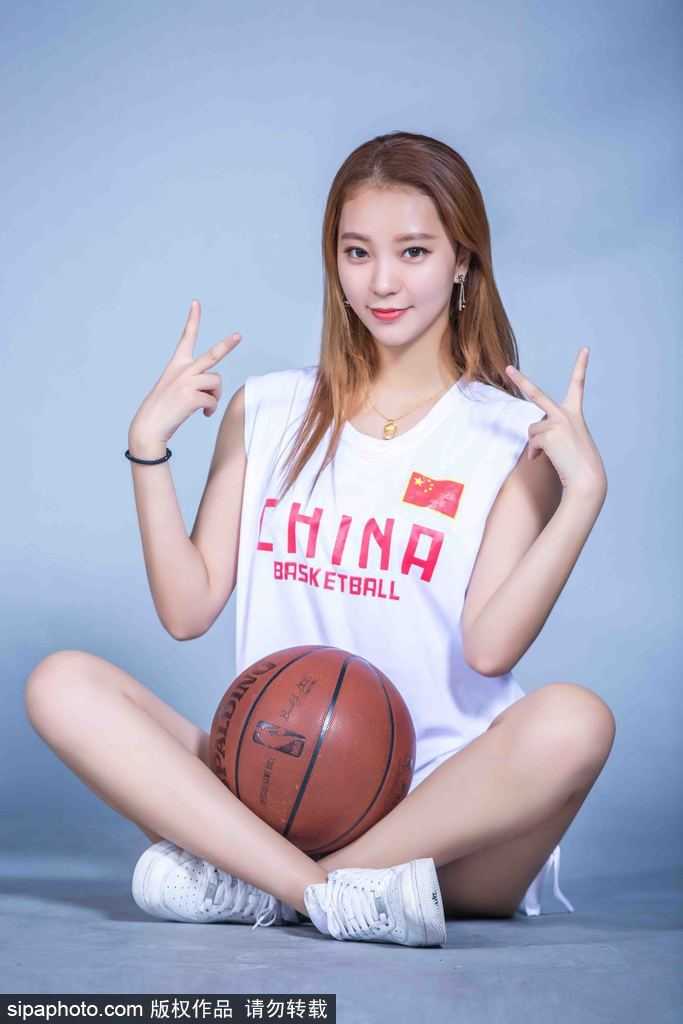 最后这张照片中，篮球宝贝坐在高脚椅上，一条腿自然搭放，将白皙修长的美腿展现无遗，整体姿态优雅从容，尽显大气之美。