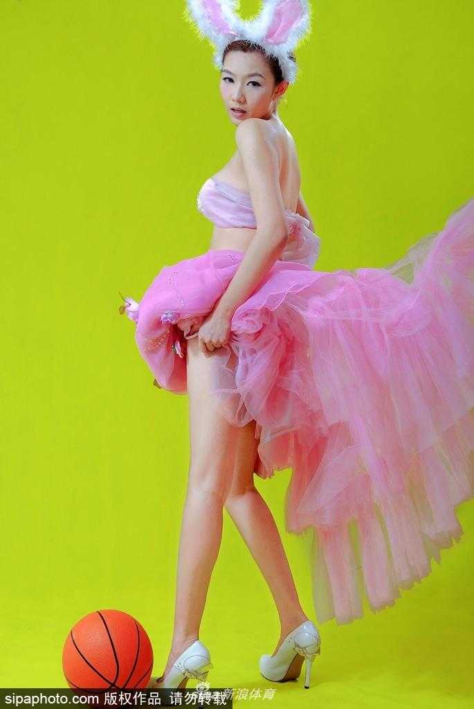 刘闻雯化身俏皮兔女郎，身姿曼妙，双手托腮对着镜头甜笑，仿佛篮球场上最灵动的精灵，一双笔直美腿格外吸睛。