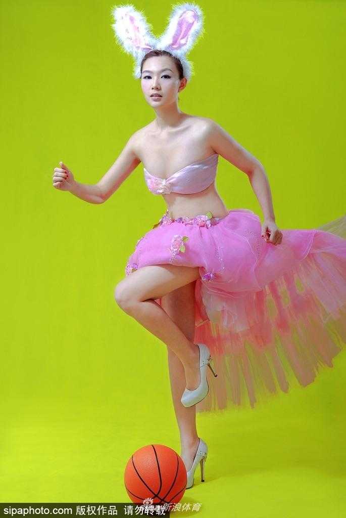 刘闻雯单手轻抚秀发，兔耳朵发饰增添了几分俏皮感，精致的妆容下眼神深邃，仿佛在思索着下一场球赛的战术，展现出知性与野性并存的独特气质。