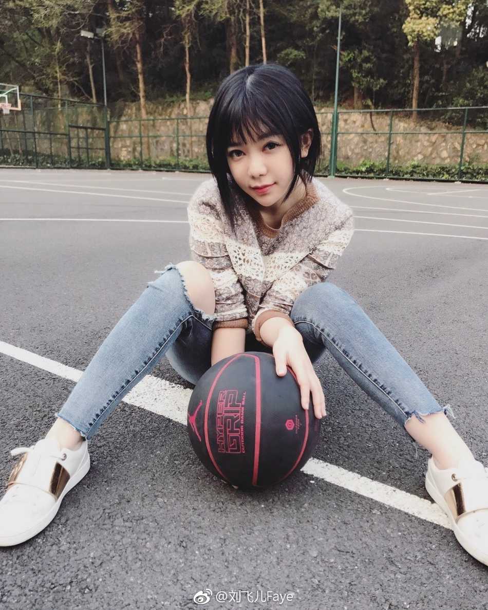 特写镜头下，刘飞儿精致的锁骨与乔丹球衣的经典标志相得益彰，细节满分