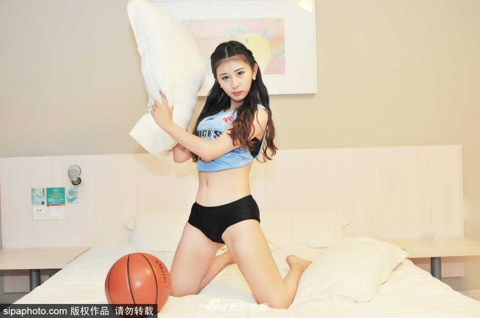 宝贝轻抚秀发，在温馨的卧室里露出甜美的微笑，身后的暖色调灯光映衬出她对首钢新赛季的无限祝福