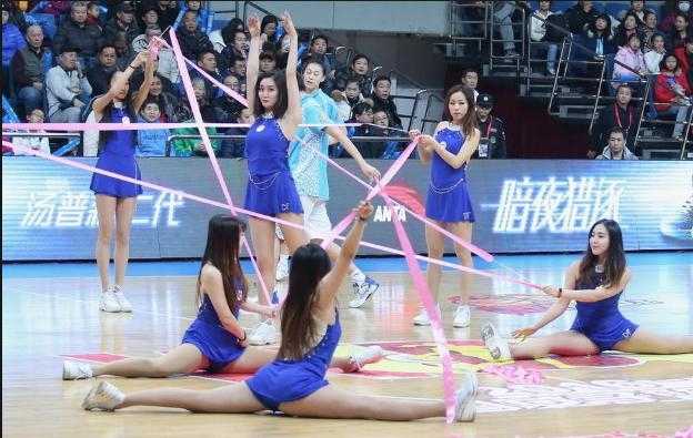 中场休息时，所有篮球宝贝汇聚在球场中央，共同摆出一字马的造型，五颜六色的演出服与地板交相辉映，场面壮观震撼，她们用整齐划一的动作将赛场气氛推向高潮。