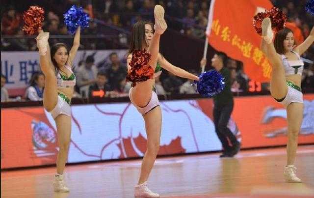 镜头拉远，整个篮球赛场尽收眼底，篮球宝贝们排列成一道优美的弧线，同时展示一字马，在巨大的场馆和热情的观众面前，她们娇小的身躯迸发出巨大的能量，成为赛场最靓丽的风景。