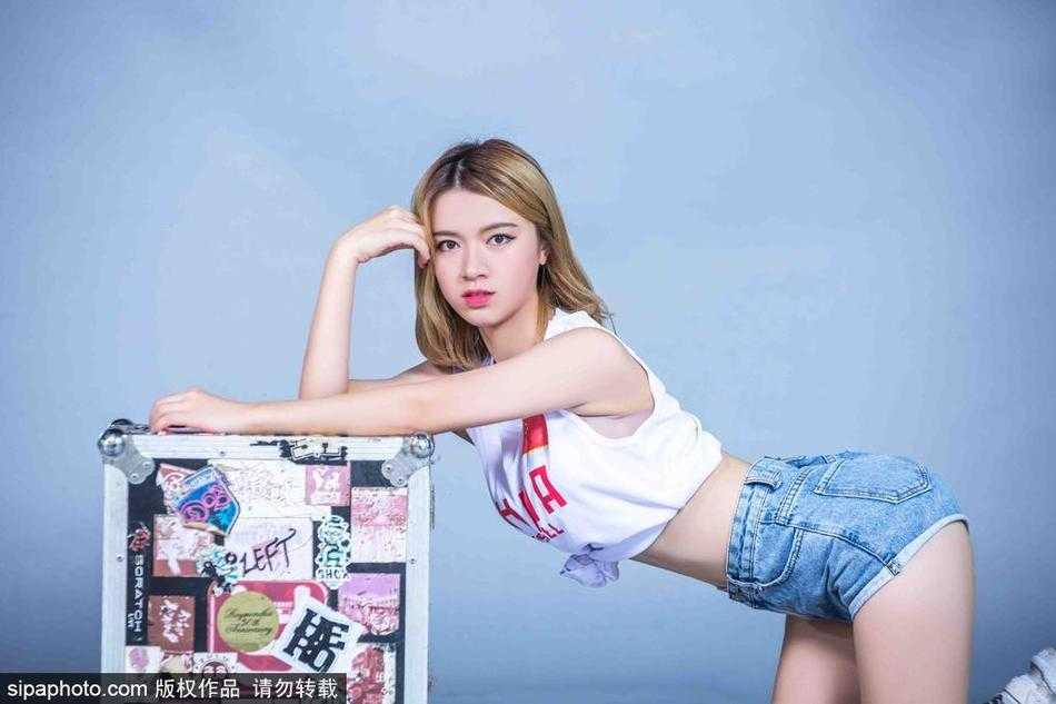 一位篮球宝贝扎着利落马尾，眼神专注地运球突破，紧身运动衣勾勒出她训练有素的健美身姿，篮球仿佛是她身体的一部分，充满律动感。