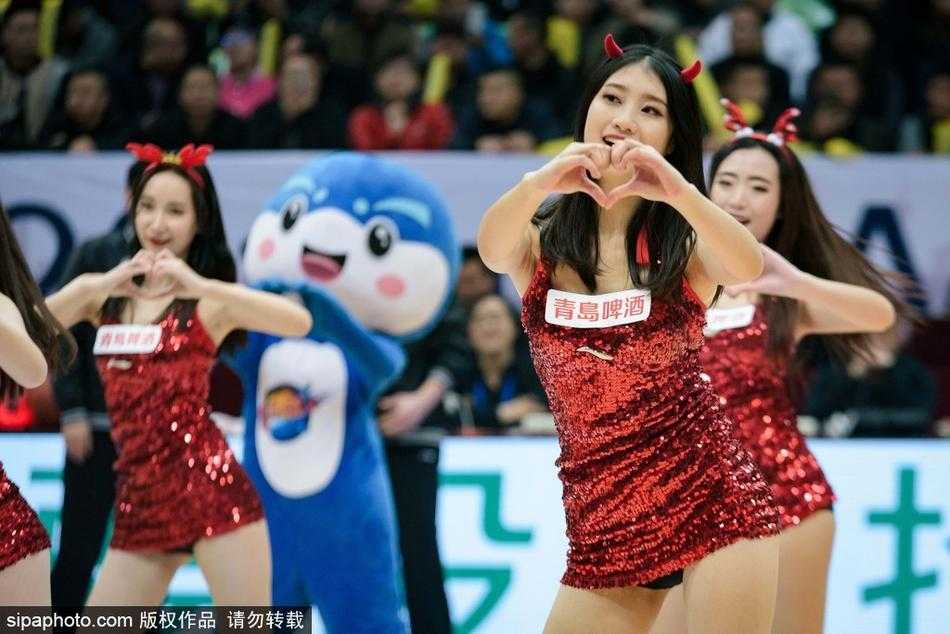 另一套黑色劲装造型凸显宝贝们酷飒的一面，动作利落干净，定点pose眼神坚定，展现出新时代篮球宝贝专业且多元的舞台表现力。