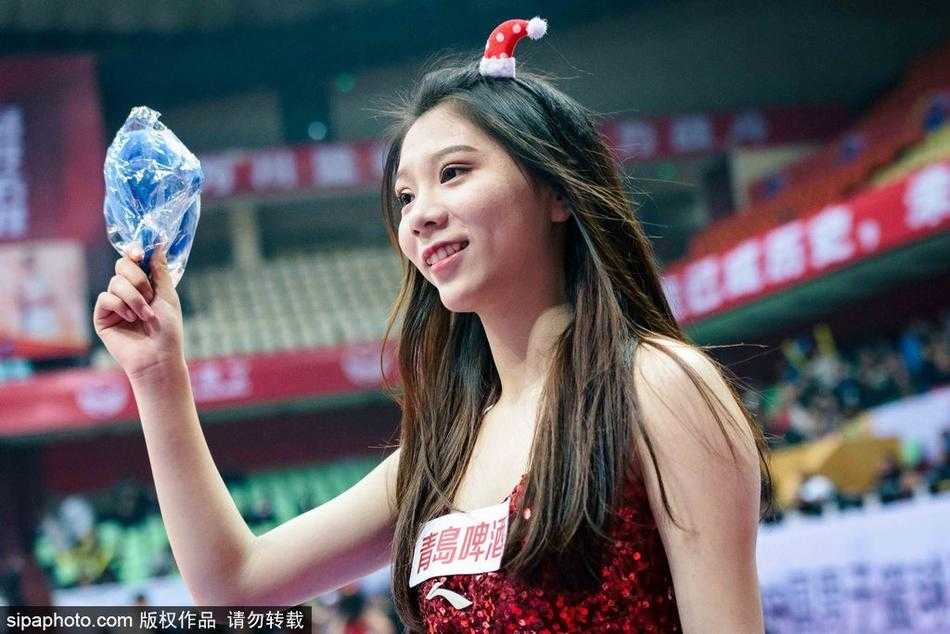 表演进入高潮，篮球宝贝们整齐划一扬起手臂，金色闪粉在灯光下熠熠生辉，她们的脸上洋溢着自信的笑容，用热情感染着看台上的每一位球迷。