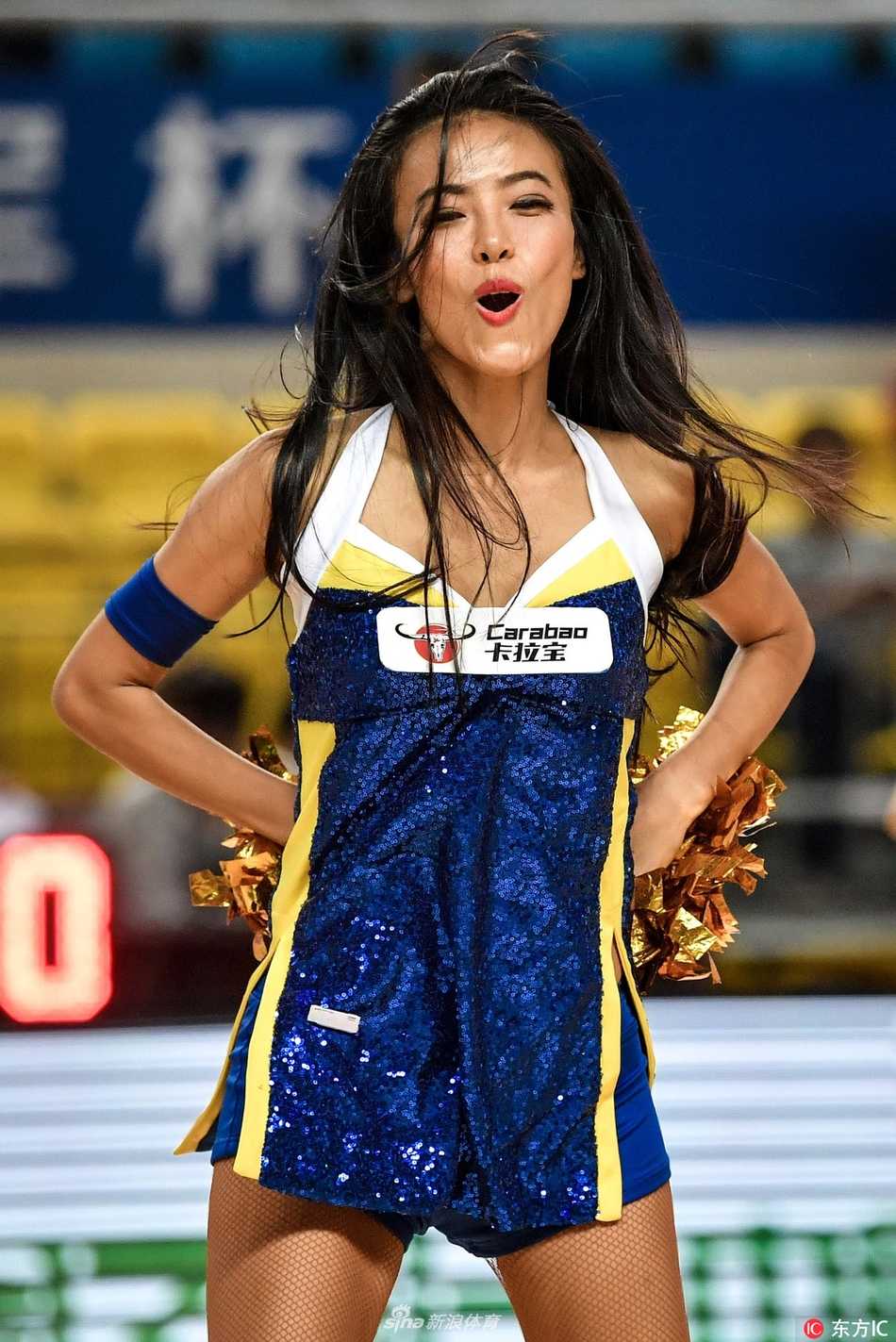 伴随劲爆节奏，宝贝们排成一列展现整齐划一的舞步，自信的笑容与动感身姿让紧张赛场瞬间轻松活跃。