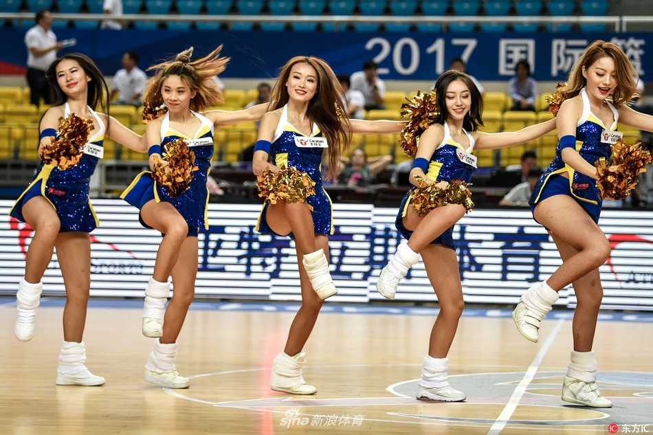 表演尾声，全体宝贝向看台挥手致意，温暖笑容与热情互动为紧张激烈的篮球之夜画上完美句号。