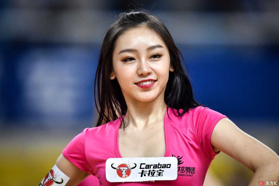 灯光、音乐、欢呼，一切恰到好处。篮球宝贝们正在完成一个高难度的队形变换，她们配合得天衣无缝，如同一群翩翩起舞的彩蝶，将体育馆变成了一个巨大的派对现场。