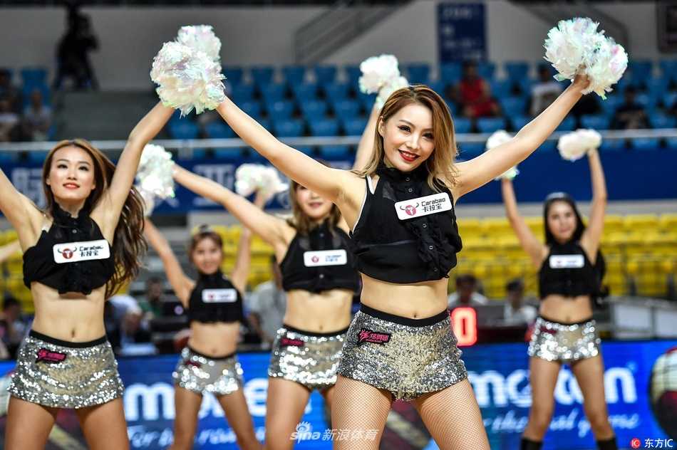 即使在暂停间隙，篮球宝贝们也毫不松懈，她们在球场边线附近排成纵列，手举彩球，用充满节奏感的舞步为现场观众带来持续的视听享受。