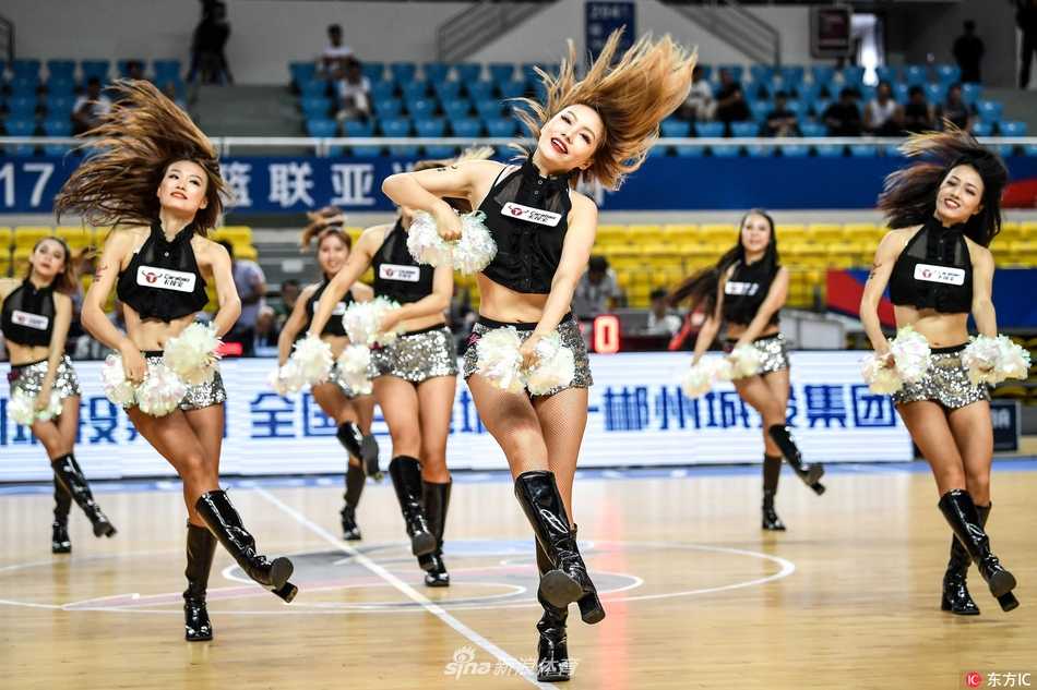 谢幕时分，全体篮球宝贝汇聚在场地中央，向看台四周的观众鞠躬致意。她们整齐的队列和灿烂的笑容，为这场篮球盛宴画上了一个圆满而温馨的句号。