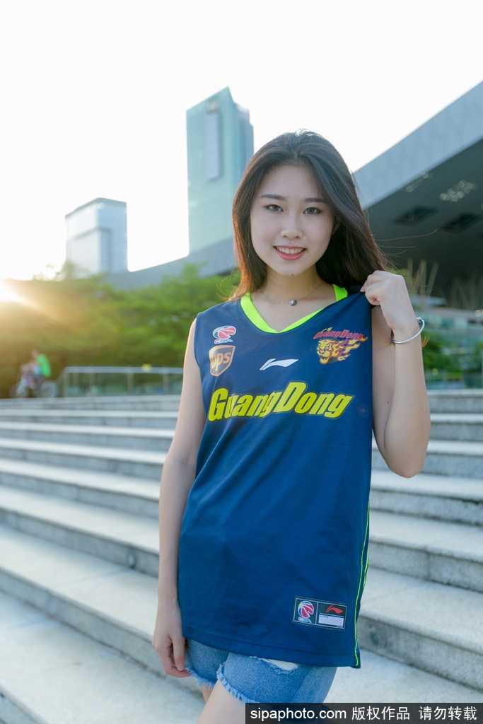 篮球宝贝青春助威,广东队主场喜迎新赛季开门红 特写镜头下,一位篮球宝贝五官精致,露出标准而迷人的微笑,展现出作为赛场DJ之外最温暖人心的力量。