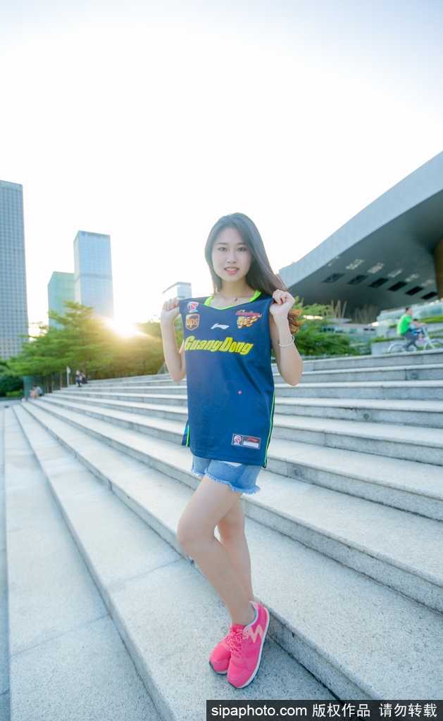 篮球宝贝青春助威,广东队主场喜迎新赛季开门红 最后一张图片中,两位篮球宝贝亲密地靠在一起,对着镜头做出俏皮可爱的表情,姐妹情深与胜利的喜悦溢于言表。