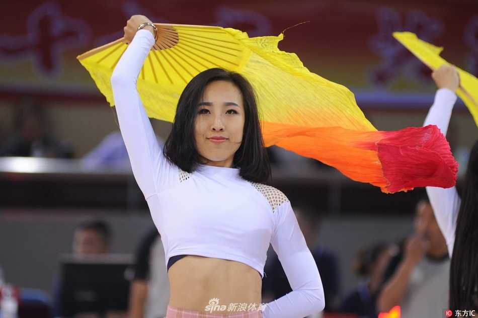 动感旋律中，宝贝们动作整齐划一，高高跃起时金色短裙在灯光下闪耀，纤细腰肢尽显青春活力，瞬间点燃全场气氛。