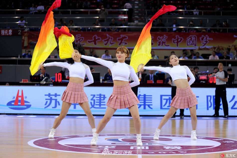 两位宝贝背对背摆出酷炫造型，露腰装将身材优势展露无遗，动感的舞步与现场灯光交织，成为赛场上一道流动的风景线。