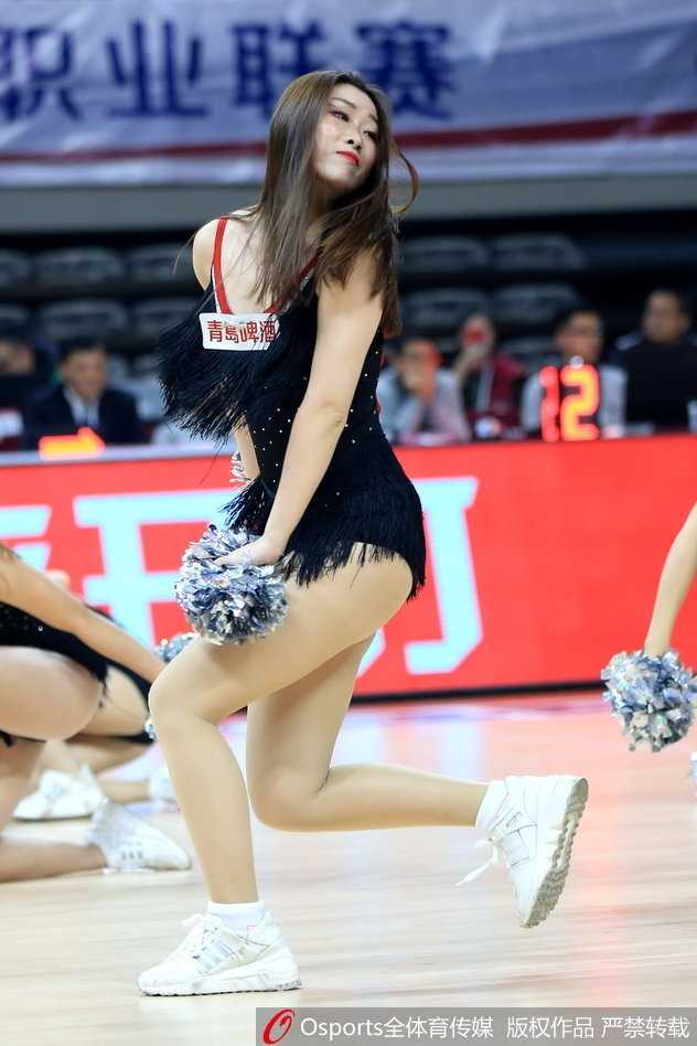 一次精彩的得分后，替补席旁的啦啦队员们激动地站起身来，挥舞着手中的花球，脸上洋溢着比得分队员还要兴奋的喜悦，她们的情绪总能轻易感染全场。