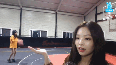 小仙女连续交叉运球，变向过人如入无人之境