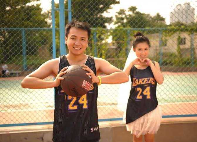 篮球架下的白纱与球衣,这才是爱情最热血的模样 新娘坐在新郎宽厚的肩膀上,两人同时做出投篮的姿势,手中的篮球即将脱离指尖,仿佛要将这份幸福像绝杀球一样,稳稳地投入篮筐。