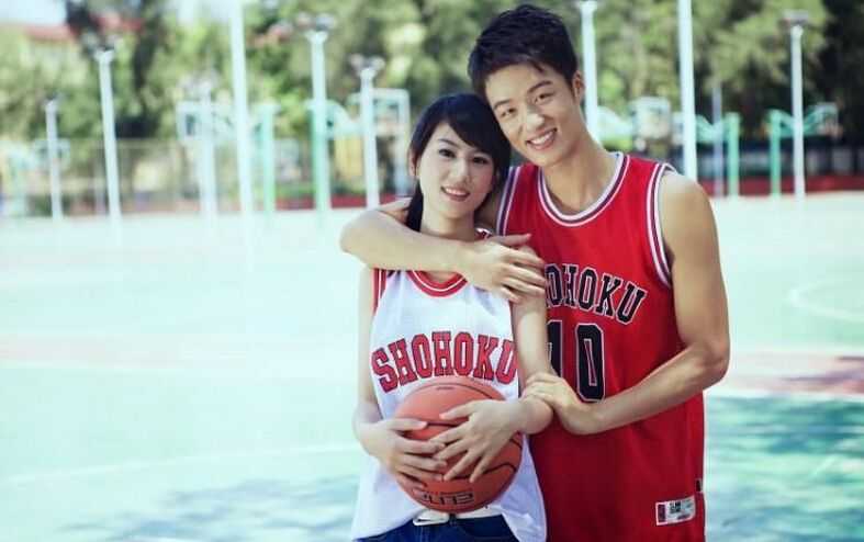 篮球架下的白纱与球衣,这才是爱情最热血的模样 夜幕下的球场灯光温馨,新郎抱着新娘,两人深情凝望,背景是模糊的球场灯光和孤独的篮球架,营造出一种世界虽大,眼中只有彼此的静谧感。