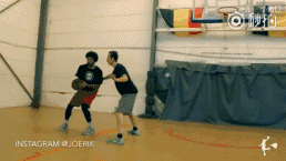 球员交叉步启动如离弦之箭，肩膀倚住防守者，强行切入禁区，展现惊人爆发力