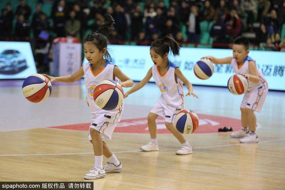 表演接近尾声，孩子们摆出终结造型，齐齐指向记分牌，仿佛在说“比赛现在由我们掌控”，那副人小鬼大的模样引得全场观众开怀大笑。