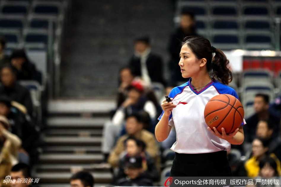 比赛结束后，女裁判与球员们列队致意，脸上露出欣慰的笑容，享受比赛圆满结束的时刻