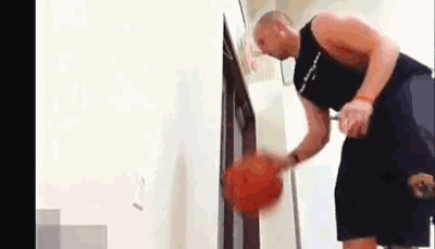 篮球运球基本功与进阶训练全攻略 球员运球行进间突然一个急停,以一脚为轴干净利落地完成后转身,篮球被顺势拉起,完美地保护在身体另一侧