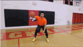 球员进行胯下运球练习，篮球快速穿梭于双腿之间，变向灵活