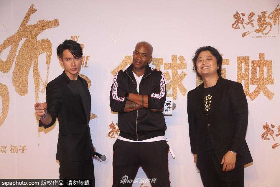 电影首映礼红毯上，马布里与吴尊并肩而立，马布里一身剪裁得体的深色西装显得高大挺拔，吴尊则面带标志性的温暖微笑，两人眼神交汇，仿佛在镜头前默契上演一出无言的兄弟对手戏。