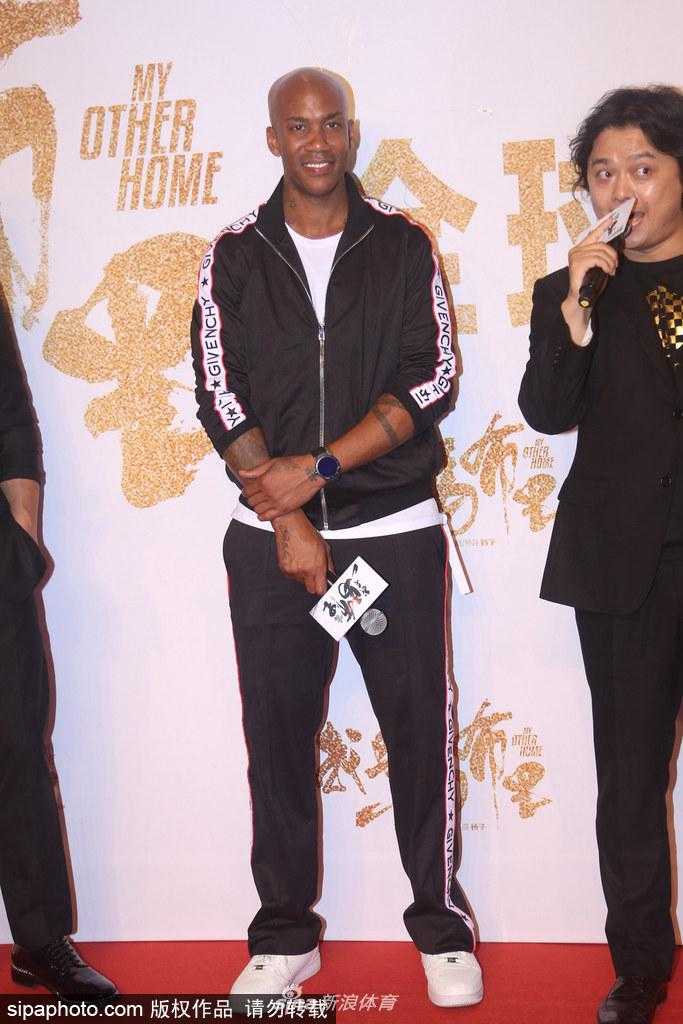 马布里与吴尊在首映礼上互动频频，吴尊做出夸张的搞怪表情，一旁的马布里被逗得开怀大笑，两人之间轻松愉快的氛围感染了现场的每一个人，展现出戏内戏外如同家人般的深厚情谊。