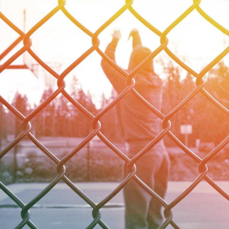 篮网唰过的刹那,便是篮球灵魂的共鸣 湛蓝天空下,篮球在空中勾勒出完美抛物线,直奔网心而去