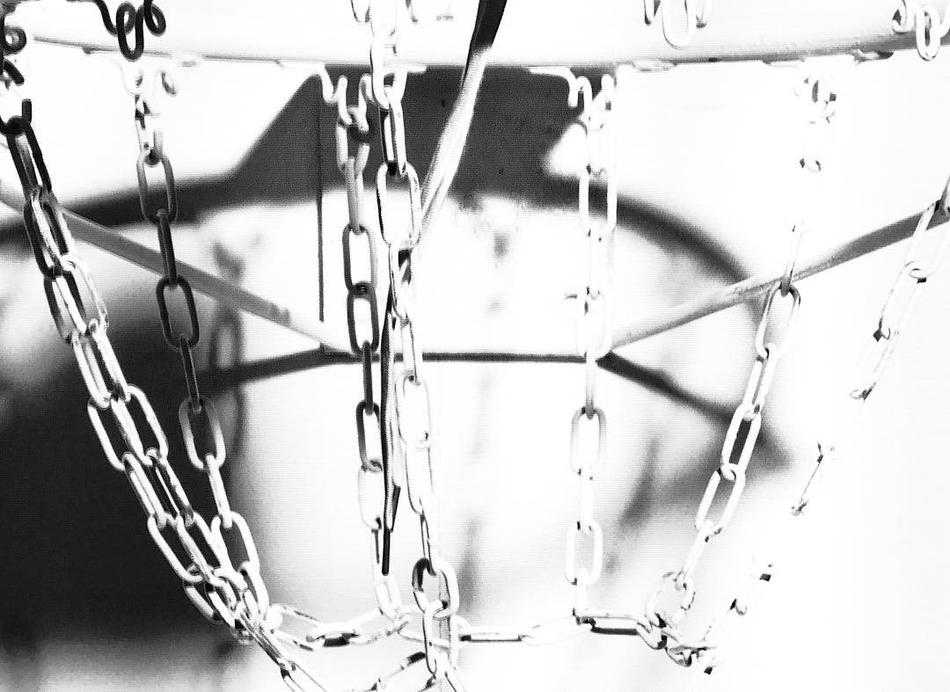 篮网唰过的刹那,便是篮球灵魂的共鸣 出手后的随球动作舒展而优雅,视线紧紧追随那决定命运的一击