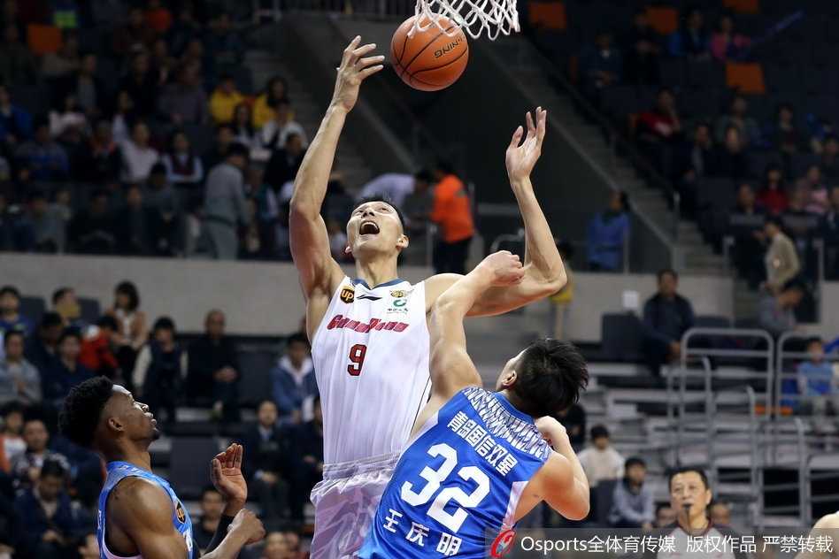 广东队外援莫里斯在青岛队员的围堵下依然从容不迫，他高高跃起，用标志性的跳投姿势将球稳稳送出，皮球划出一道优美的弧线直奔篮筐。