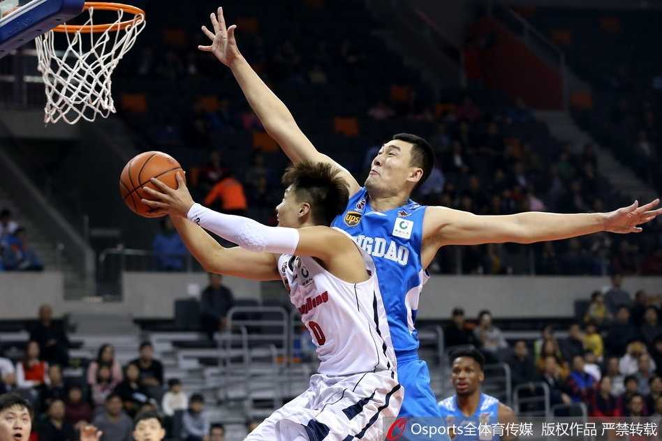 篮下的易建联如同泰山压顶，面对防守球员的长臂，他利用绝对的身高优势和柔和的手感，强行将球放入篮筐，展现了CBA顶级内线的统治力。