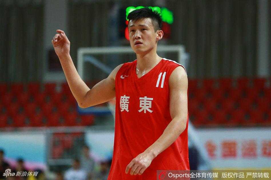 粤军双剑合璧:周鹏朱芳雨引领全运卫冕之路 周鹏挥动双臂指挥队友落位,场上五名队员在他的号令下如同一台精密的机器开始运转